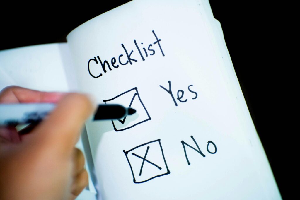 Google Ads: igen vagy nem A notebook featuring a checklist with a marked 'Yes' box, captured in a close-up shot.